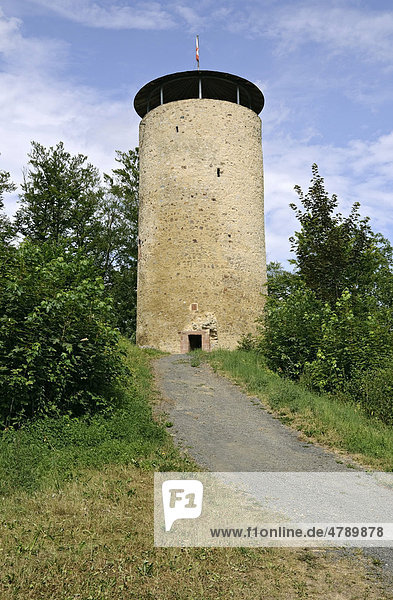 Restaurierter Wachturm an der Ruine der Burg Löwenstein in der Nähe von Bad Zwestern  Hessen  Deutschland  Europa