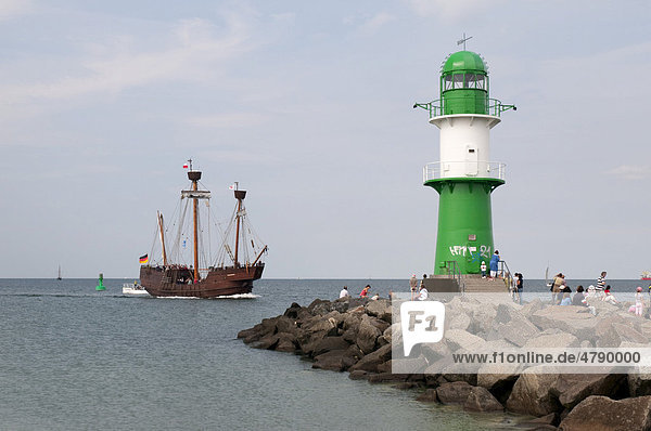Historisches Segelschiff und Leuchtturm in der Hafeneinfahrt  Hanse Sail  Warnemünde  Rostock  Mecklenburg-Vorpommern  Deutschland  Europa