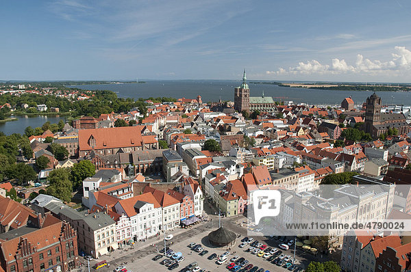 Panorama mit Nikolaikirche und Jakobikirche  Unesco-Weltkulturerbestätte  Stralsund  Mecklenburg-Vorpommern  Deutschland  Europa