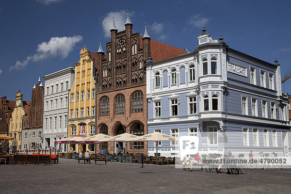 Alter Markt mit Ratsapotheke und Wulflamhaus  Stralsund  Unesco Weltkulturerbestätte  Mecklenburg-Vorpommern  Deutschland  Europa