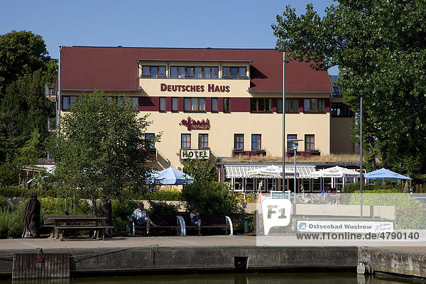 Hotel Deutsches Haus  Hafen  Ostseebad Wustrow  Fischland  Mecklenburg-Vorpommern  Deutschland  Europa