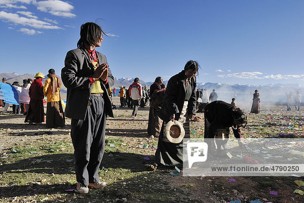 Ceremony  praying Tibetan pilgrims the Namtso or Lake Nam or Heavenly Lake  Tibet  China  Asia