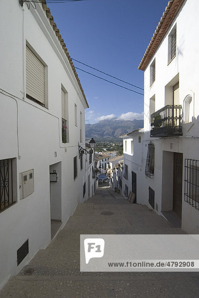 Straße mit weißen Häusern in der Küstenstadt Altea  Alicante  Spanien  Europa