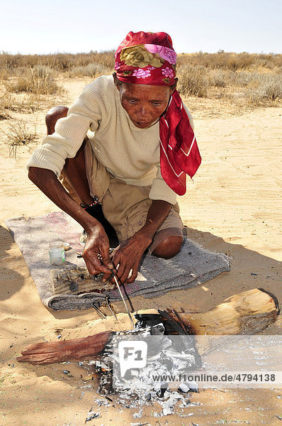 San-Frau bei der Herstellung von Kunsthandwerk  Kgalagadi Transfrontier Park  Kalahari  Südafrika  Afrika