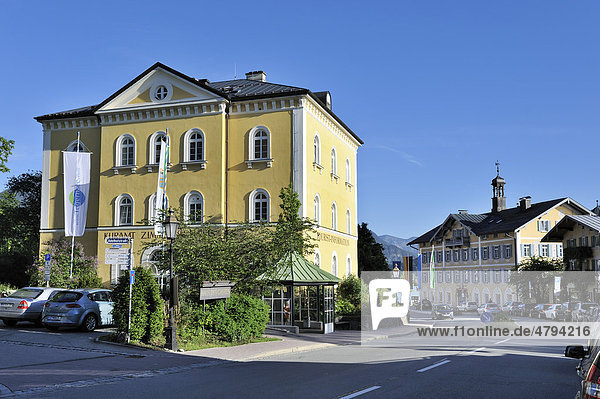 Tourismus-Information und Rathaus von Tegernsee  Oberbayern  Bayern  Deutschland  Europa