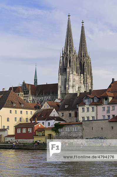 Blick über die Donau zum Regensburger Dom St. Peter  UNESCO Weltkulturerbe Regensburg  Oberpfalz  Bayern  Deutschland  Europa