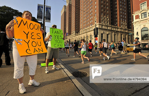 Anfeuerung durch Zuschauer bei Chicago Halbmarathon  Chicago  Illinois  Vereinigte Staaten von Amerika  USA