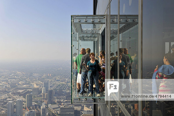Besucher der 412 Meter hohen neuen Aussichtsplattform Skydeck  Willis Tower  bis 2009 Sears Tower  Chicago  Illinois  Vereinigte Staaten von Amerika  USA