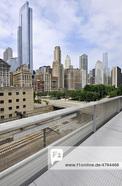 Blick von The Nichols Bridgeway Fußgängerbrücke auf Skyline mit Aon Building  Smurfit-Stone Building  Legacy at Millenium Park Building  Pittsfield Building  Chicago  Illinois  Vereinigte Staaten von Amerika  USA