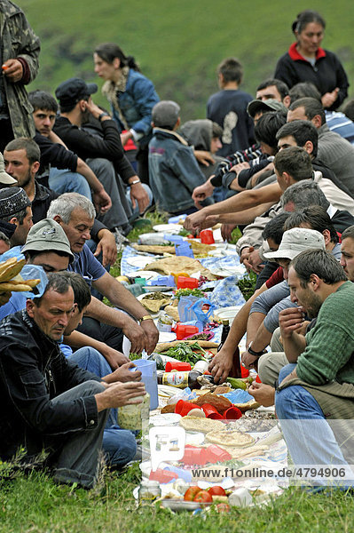 Männer beim Essen  Madoloba Fest auf dem Festplatz  Girevi  Tuschetien  Georgien  Vorderasien