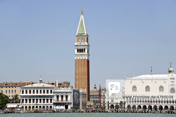 Markusturm  Campanile  Museo Archeologico und Dogenpalast  Markusplatz  Piazza San Marco  Venedig  Italien  Europa