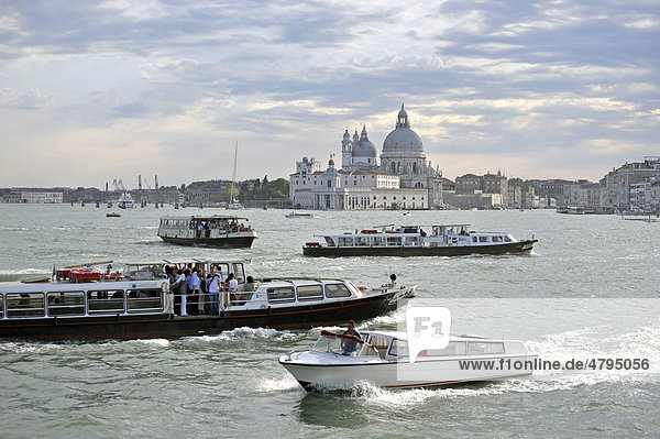 Boote  Schiffsverkehr auf dem Bacino die San Marco  Kirche Santa Maria della Salute  Abendstimmung  Venezia  Venedig  Italien  Europa