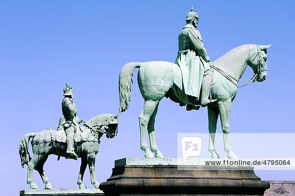 Reiterstandbild Kaiser Friedrich Wilhelm I. Barbarossa und Kaiser Wilhelm der Große  Kaiserpfalz  Goslar  Harz  Niedersachsen  Deutschland  Europa