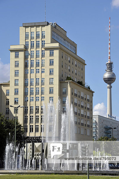 Brunnen und Hochhaus am Strausberger Platz  Fernsehturm  Berlin  Deutschland  Europa