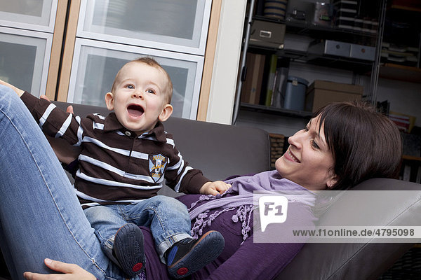 Junge Mutter mit Sohn  8 Monate  gemütlich auf Sofa