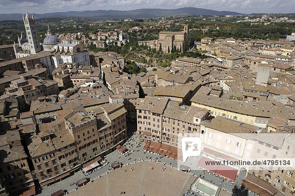 Blick auf Siena mit Kathedrale Santa Maria Assunta  Siena  Toskana  Italien  Europa