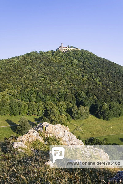 Burg Teck auf einem Felsensporn auf der Schwäbischen Alb nahe Kirchheim  Baden-Württemberg  Deutschland  Europa