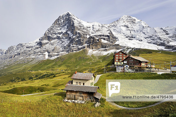 Blick zum Jungfraumassiv mit dem 3970 Meter hohen Eiger und dem 4107 Meter hohen Mönch  davor die Passhöhe Kleine Scheidegg  Kanton Bern  Schweiz  Europa