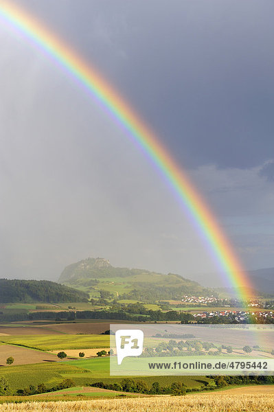 Blick in den Hegau mit dem Hohentwiel  davor ein Regenbogen  Landkreis Konstanz  Baden-Württemberg  Deutschland  Europa