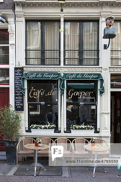 Typisches Cafe in der Staalstraat  Amsterdam  Holland  Niederlande  Europa