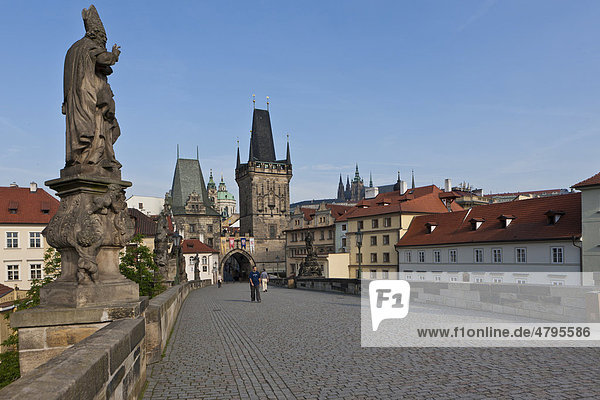 Blick von der Karlsbrücke auf den Kleinseiter Brückenturm  Moldau  UNESCO Weltkulturerbe  Prag  Tschechische Republik  Europa