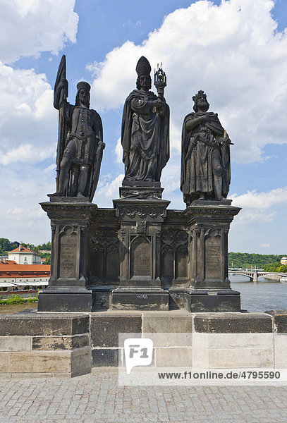 Die Statue des Hl. Norbert von Xanten  des Hl. Wenzel und des Hl. Sigismund  Karlsbrücke  Moldau  UNESCO Weltkulturerbe  Prag  Tschechische Republik  Europa