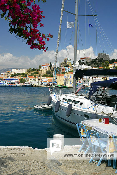 Restaurant-Terrasse mit Segelboot  Stadt Megisti auf der Insel Kastelorizo  Meis  Dodekanes Inseln  Ägäis  Mittelmeer  Griechenland  Europa