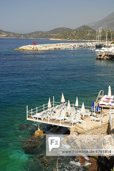 Terrasse am Hafen von Kas  lykische Küste  Provinz Antalya  Mittelmeer  Türkei  Eurasien