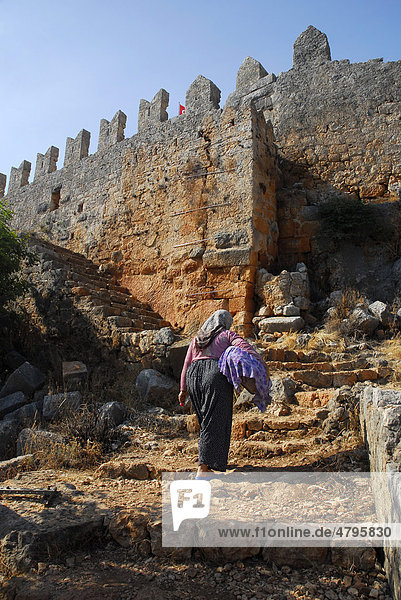 Mittelalterliche Burg am Dorf Kale  Kaleköy oder Simena  Kekova Bucht  lykische Küste  Provinz Antalya  Mittelmeer  Türkei  Eurasien