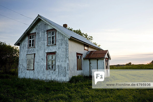 Verlassenes altes Holzhaus in der Abenddämmerung  Gimsefjorde  Norwegen  Skandinavien  Europa