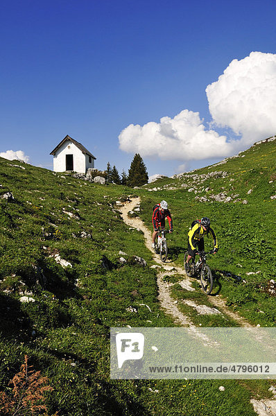 Mountainbiker vor Kapelle auf der Eggenalm  Reit im Winkl  Bayern  Deutschland  Europa  Tirol  Österreich  Europa