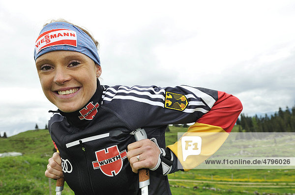 Evi Sachenbacher-Stehle  Goldmedaillengewinnerin von Vancouver  beim Nordic Walking-Training auf der Eggenalm  Reit im Winkl  Bayern  Deutschland  Tirol  Österreich  Europa