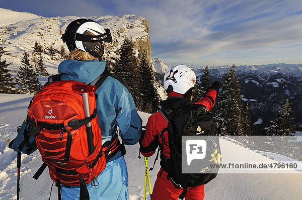 Skifahrer auf Skitour auf Steinplatte  Reit im Winkl  Chiemgau  Oberbayern  Deutschland  Europa