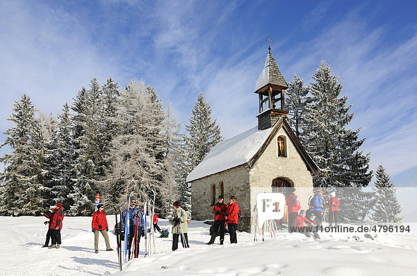 Wanderer  Winterwanderung auf dem ersten Premium-Winterwanderweg Deutschlands  Sankt Anna-Kapelle  Hemmersuppenalm  Reit im Winkl  Bayern  Deutschland  Europa