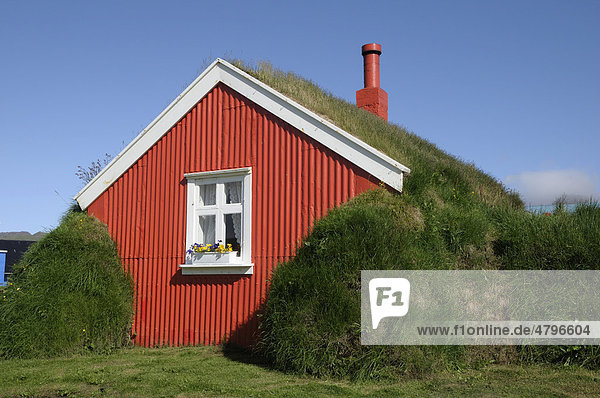 Grasbewachsenes Haus  Lindarbakki  Ort Bakkager_i  Bakkagerdi  Osten Island  Europa