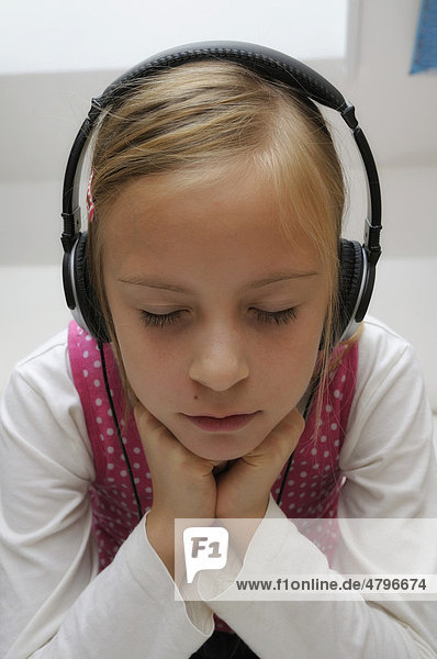 Girl  9 years  with headphones