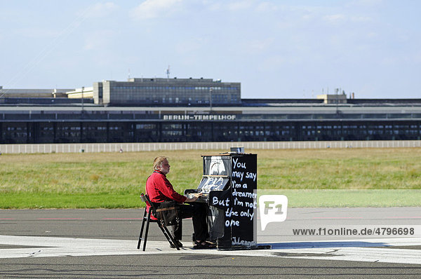 Kunstinstallation mit einem Klavier auf dem Gelände des ehemaligen Flughafens Tempelhof  2010 eröffneter Park auf dem Tempelhofer Feld  Kreuzberg  Neukölln  Tempelhof  Berlin  Deutschland  Europa