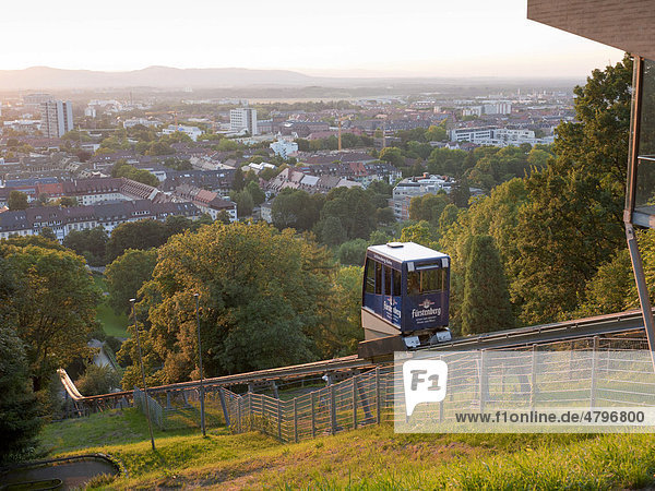 Die Schlossbergbahn fährt aus der Innenstadt hoch auf den Schlossberg in Freiburg im Breisgau  Baden-Württemberg  Deutschland  Europa