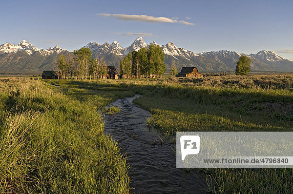 Alte Farm  dahinter Teton Range  Grand Teton Nationalpark  Wyoming  USA  Nordamerika