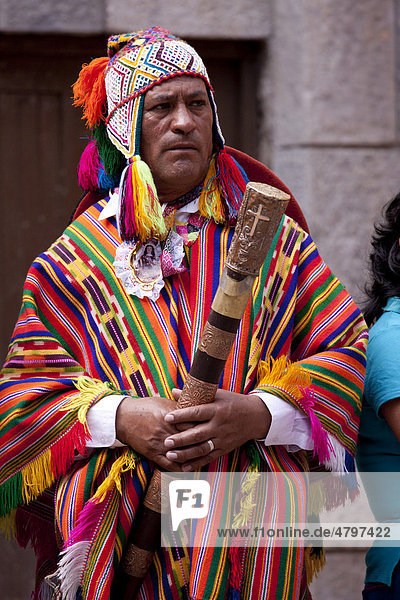 Traditionell gekleideter Mann bei einem Fest in Aguas Calientes  Peru  Südamerika