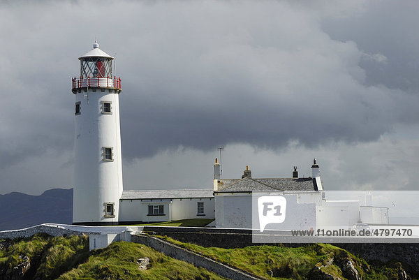 Leuchtturm von Fanad Head auf Felsklippe  Regenschauer  County Donegal  Irland  Europa
