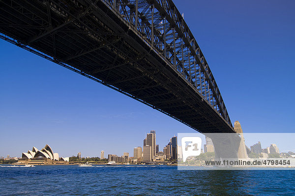 Sydney Opera House  Opernhaus  mit der Sydney Harbour Bridge  Sydney  Bundesstaat New South Wales  Australien