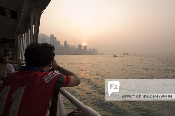 Sonnenuntergang von der Star Ferry aus gesehen  Hongkong  China  Asien