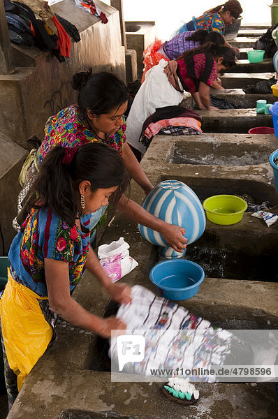 Frauen waschen Wäsche  Santa Maria de Jesus  Guatemala  Zentralamerika