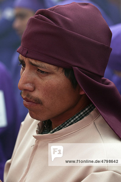 Mann bei der Prozession der Karwoche  Antigua  Guatemala  Zentralamerika