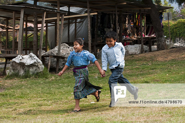Kinder laufen Hand in Hand  San Lucas Toliman  Lago de Atitlan  Guatemala  Zentralamerika