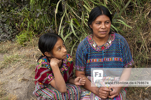 Mädchen und Frau  San Lucas Toliman  Lago de Atitlan  Guatemala  Zentralamerika