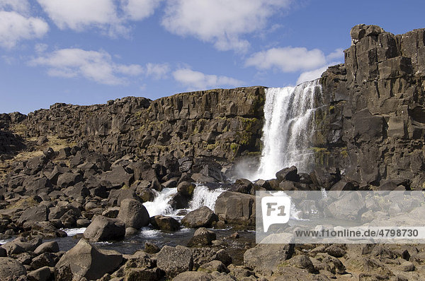 Oxararfoss Wasserfall über dem mittelatlantischen Riftsystem  Nationalpark Thingvellir  Island  Europa