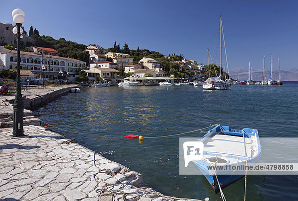 Segelboote und Segelyachten im Hafen von Kassiopi  Insel Korfu  Nordost-Korfu  Ionische Inseln  Griechenland  Südeuropa  Europa