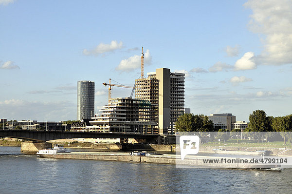 Das Lufthansa-Hochhaus  Sitz der deutschen Fluggesellschaft bis 2007  am Deutzer Rheinufer wird zum MaxCologne  Renovierung bis 2012  Köln  Nordrhein-Westfalen  Deutschland  Europa